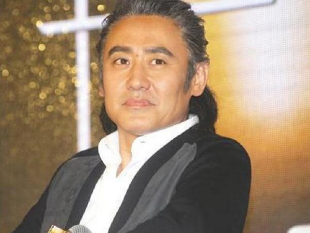 吴秀波两儿子照片，遗传波叔高颜值，网友却被大儿子名字吸引了