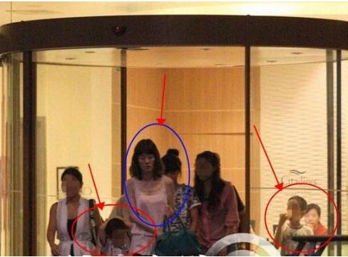 吴秀波两儿子照片，遗传波叔高颜值，网友却被大儿子名字吸引了