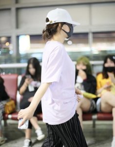 ​吴昕一条裤子机场到快本,香芋紫造型接地气,成阔腿裤造型范本!