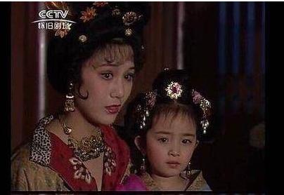 杨幂带小糯米走秀？太像了！果然是亲生的！