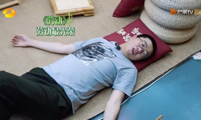 李诞躺在地上拒绝劳动，黄磊说的话信息量很大，给足了张绍刚面子