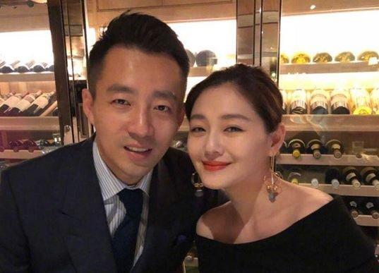 大S和小S同框亮相，22年后参加同学聚会，一眼就能认出来