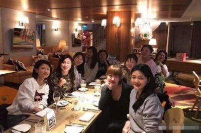 ​大S和小S同框亮相，22年后参加同学聚会，一眼就能认出来