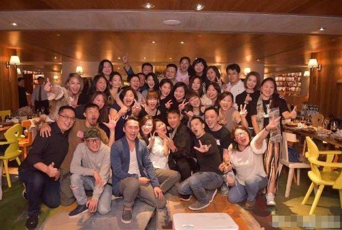 大S和小S同框亮相，22年后参加同学聚会，一眼就能认出来