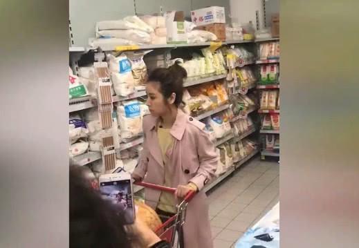 林心如近日爆出生女后一直被“家暴”, 网友: 打得好!