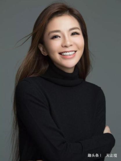 43岁柴静曾是央视主持人，但近况看着心疼，曾为女儿放弃事业