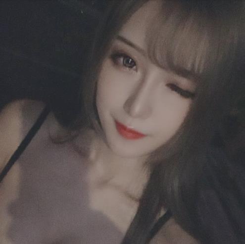 腐团儿深夜不忘发福利，虽然只拍上半身，粉丝却直呼顶不住
