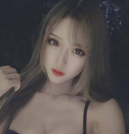 腐团儿深夜不忘发福利，虽然只拍上半身，粉丝却直呼顶不住