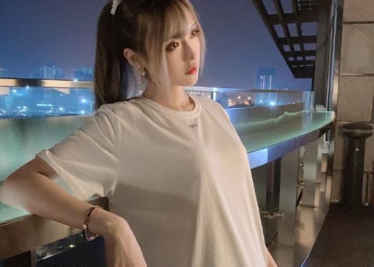 腐团儿深夜不忘发福利，虽然只拍上半身，粉丝却直呼顶不住