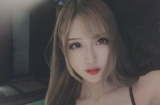 腐团儿深夜不忘发福利，虽然只拍上半身，粉丝却直呼顶不住
