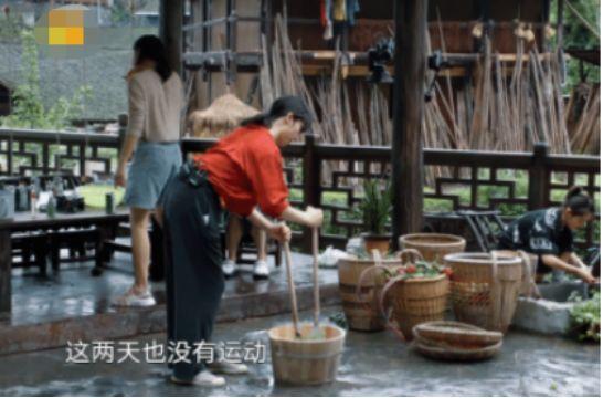 黄磊夫妇与何炅聚餐，42岁孙莉粗腿抢镜，网友：难怪节目只穿长裤