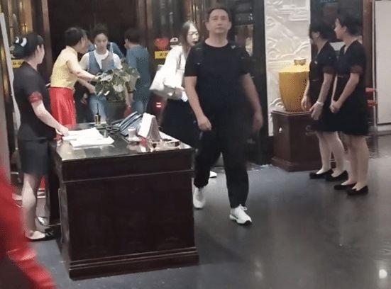 黄磊夫妇与何炅聚餐，42岁孙莉粗腿抢镜，网友：难怪节目只穿长裤