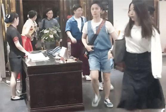 黄磊夫妇与何炅聚餐，42岁孙莉粗腿抢镜，网友：难怪节目只穿长裤