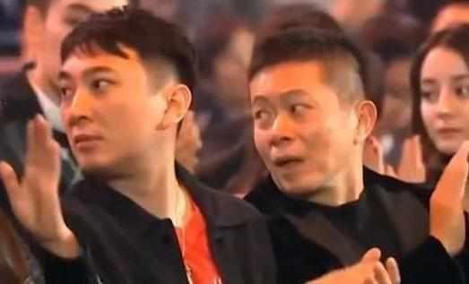 微博之夜57岁周星驰现身，王思聪秒变迷弟，而他的表情耐人寻味