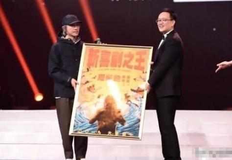 微博之夜57岁周星驰现身，王思聪秒变迷弟，而他的表情耐人寻味