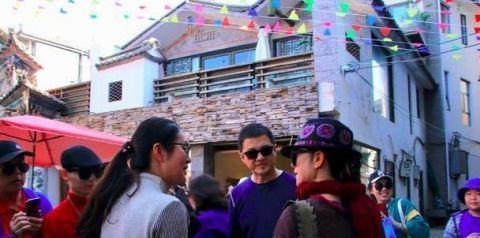 杨丽萍现身大理街头，与李亚鹏开心热聊，看不出61岁