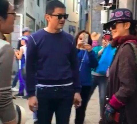 杨丽萍现身大理街头，与李亚鹏开心热聊，看不出61岁