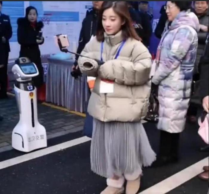 冯提莫穿超短裙直播，当抬起腿的瞬间，网友：真不愧是粗腿女神！