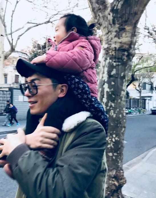 朱亚文二胎再生女，老婆沈佳妮素颜五官漂亮，女儿肉嘟嘟可爱