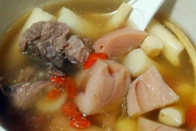 ​天冷了不能错过这汤，猪尾与山药结合，简单制作驱寒又暖身
