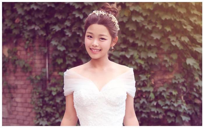 26岁莫小贝近照，越变越美成女神，未修图露真实样貌一言难尽