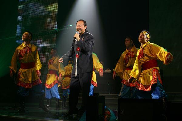 腾格尔“撞衫”杨幂遭网友调侃：这是买家秀和卖家秀！