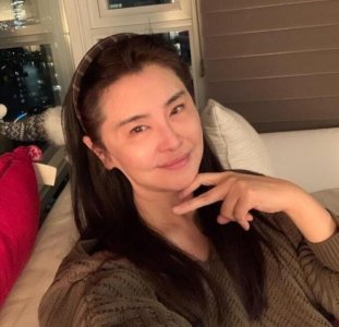 ​55岁王祖贤晒近照拜年，素颜自拍颜值大变，网友：根本认不出