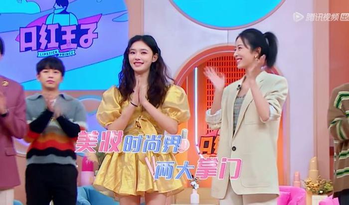 169林允遇上167周雨彤，当两个人同台后，谁谎报身高一目了然！