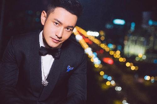 刘烨微博之夜学习比心，网友：他的身高缩水了，还不如杨幂高