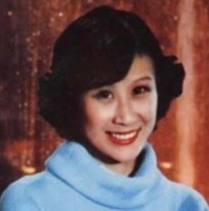 ​唱《军港之夜》歌手苏小明近照，转战影视风生水起，女儿像妈妈