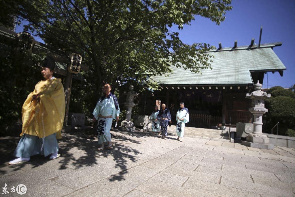 日本神社诡异表演，在神道教面前表演神乐舞