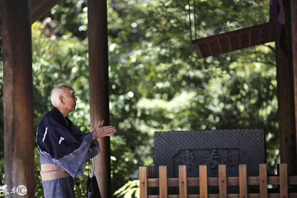 日本神社诡异表演，在神道教面前表演神乐舞