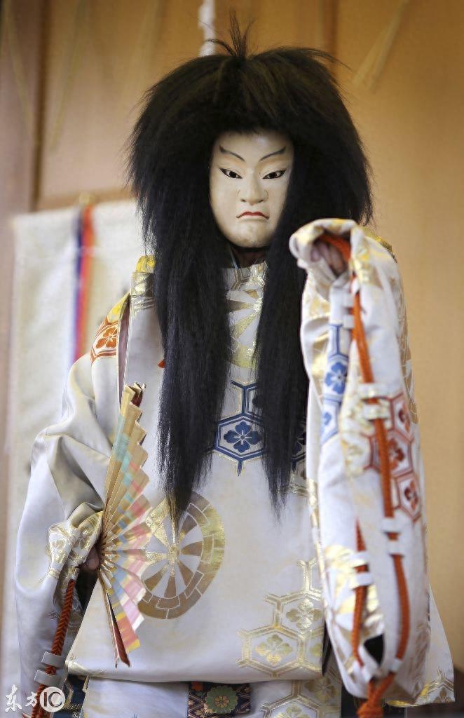 日本神社诡异表演，在神道教面前表演神乐舞
