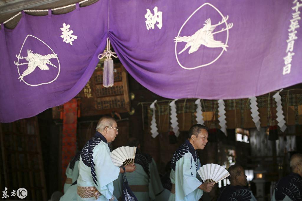 日本神社诡异表演，在神道教面前表演神乐舞