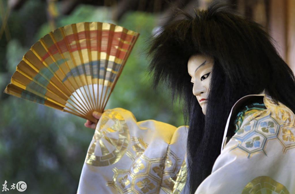 日本神社诡异表演，在神道教面前表演神乐舞