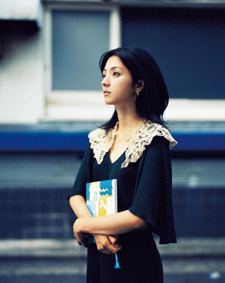 日本美女明星满岛光