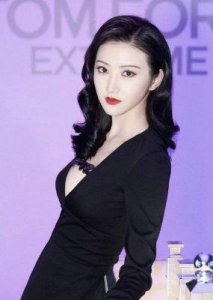 ​景甜家庭背景揭秘：传闻万达千金与努力演员的真实身份