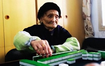 ​成都周老太：打麻将打了42年，口袋放7粒米，从未输过，稳