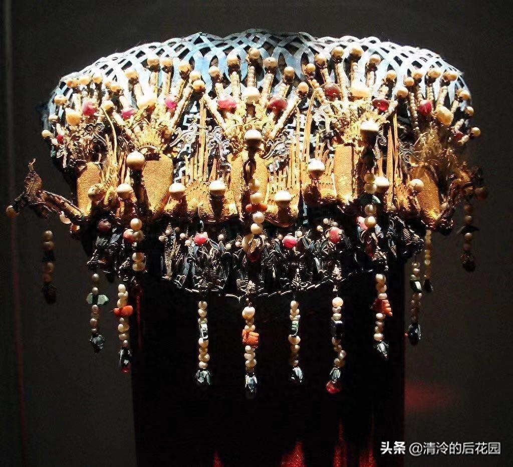 中国传统饰品·钿子欣赏：钿头银篦击节碎，血色罗裙翻酒污