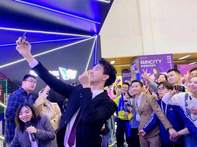 ​宝藏男孩金宇、宅男女神amazing甜甜空降成都 玩转抖in天府