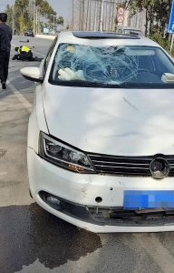 ​今日，丹阳发生一起车祸，现场曝光…