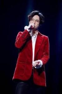 ​薛之谦献唱辽宁春晚，压轴登场！即兴演唱东北版《像风一样》！