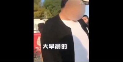 ​小伙挤地铁被骂哭 就因踩了大爷的脚
