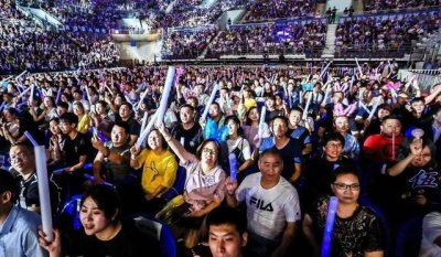 ​周传雄苏州演唱会，自己不唱引发歌迷大合唱，跟伍佰有得一比