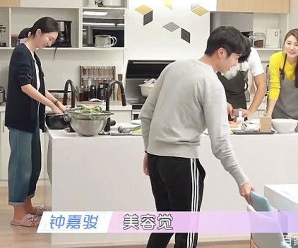 熊珍珍钟嘉骏现状 把观众们带入CP情感生活中了