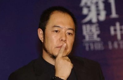 ​她是军艺校花，被大 25 岁张铁林抛弃后，嫁著名“坏蛋”获幸福