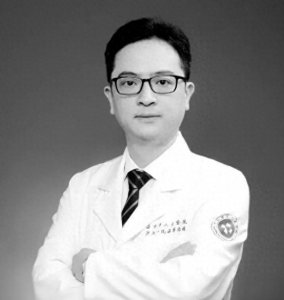 ​45岁知名胸外科主任车祸去世，医院工作人员：肇事者开车看手机