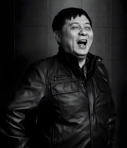 ​直播下跪，卖掉所有房产，71岁他拍出9.3分作品