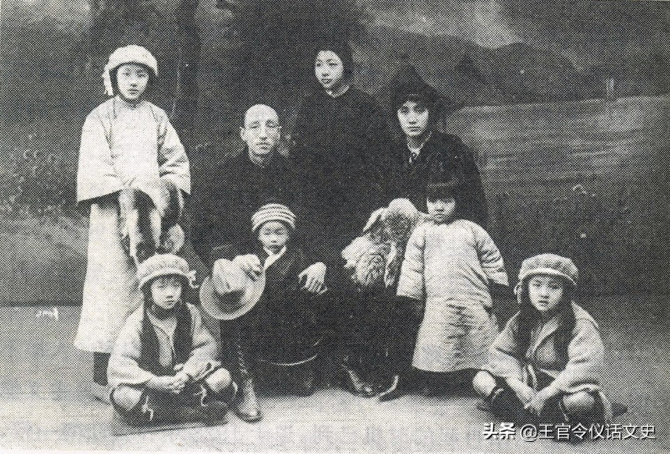 从卖唱女到阔太太，从单亲妈妈到董事长，董竹君的一生堪称传奇