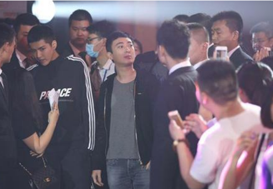 王思聪一夜消费4亿震惊韩国人，有钱的王思聪为什么还要炫富？